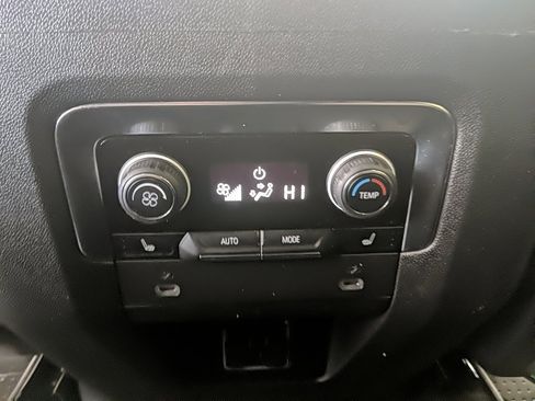 Used 2022 Chevrolet Suburban Z71 w/ Luxury Package image 19