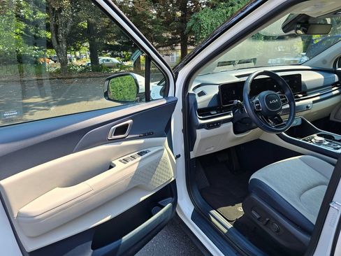 Used 2025 Kia Carnival EX FWD image 7