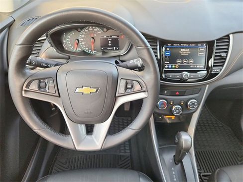 Used 2022 Chevrolet Trax LT w/ LT Convenience Package image 11