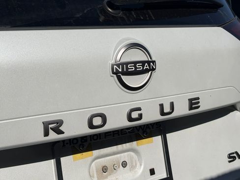 Used 2024 Nissan Rogue SV w/ SV Premium Package FWD image 18