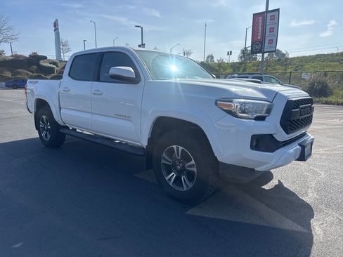 Used 2017 Toyota Tacoma TRD Sport image 1