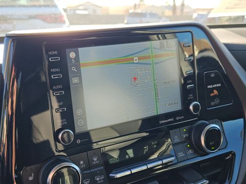 Used 2022 Toyota Highlander XLE image 14