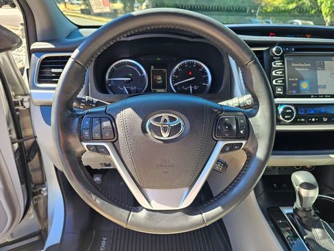 Used 2019 Toyota Highlander Limited Platinum AWD/4WD image 11