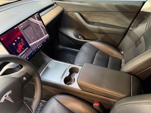 Used 2022 Tesla Model Y Long Range image 34