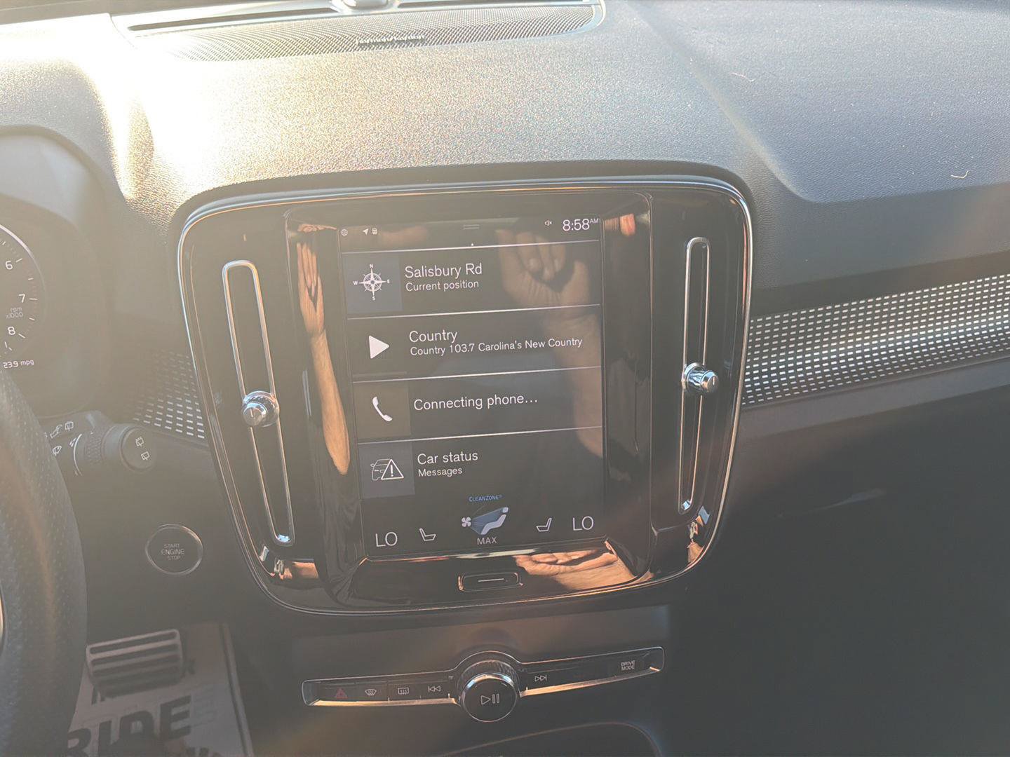 Used 2019 Volvo XC40 T4 R-Design FWD image 9