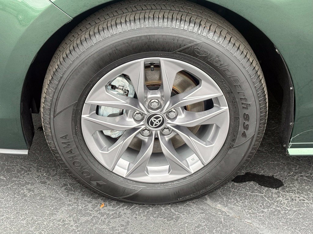 Used 2026 Toyota Sienna XLE FWD image 9