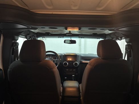 Used 2017 Jeep Wrangler Unlimited Sahara image 14