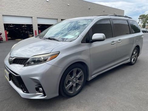 Certified 2018 Toyota Sienna SE Premium FWD image 4