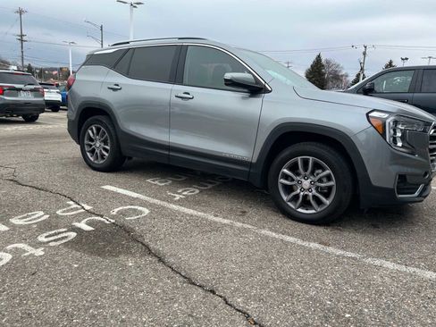 Used 2024 GMC Terrain SLT image 11