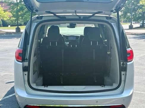 Used 2024 Chrysler Pacifica Touring-L FWD image 19