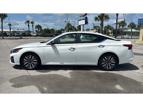 Used 2025 Nissan Altima 2.5 SV FWD image 2