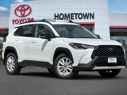 Certified 2025 Toyota Corolla Cross LE image 2