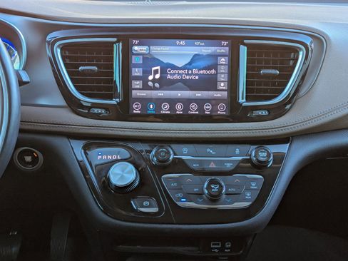 Used 2019 Chrysler Pacifica Limited image 17