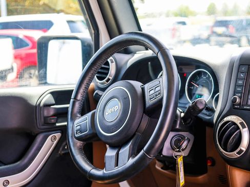 Used 2017 Jeep Wrangler Unlimited Sahara AWD/4WD image 9