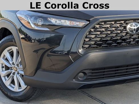 Used 2024 Toyota Corolla Cross LE FWD image 3