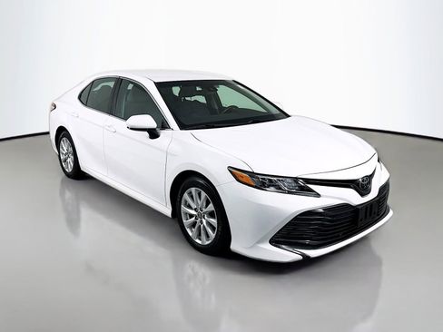 Used 2018 Toyota Camry LE image 7