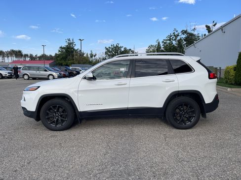 Used 2017 Jeep Cherokee Latitude w/ Cold Weather Group AWD/4WD image 7