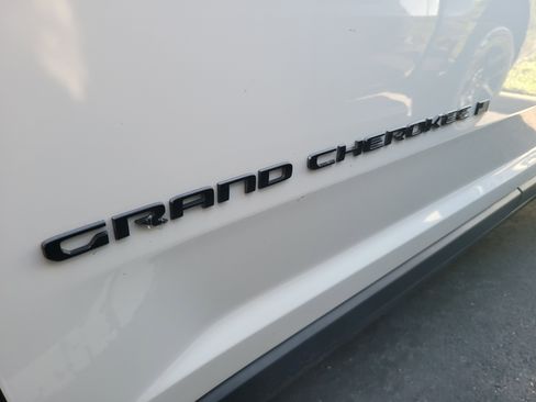 Used 2023 Jeep Grand Cherokee L Limited w/ Black Appearance Package RWD image 9