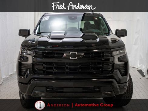 Used 2025 Chevrolet Silverado 1500 LT Trail Boss w/ Convenience Package II AWD/4WD image 2