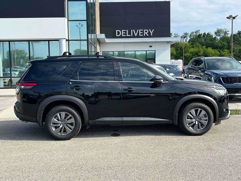 Used 2024 Nissan Pathfinder SV AWD/4WD image 26