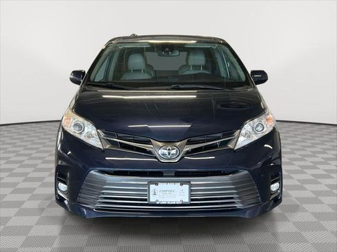 Used 2018 Toyota Sienna XLE image 2