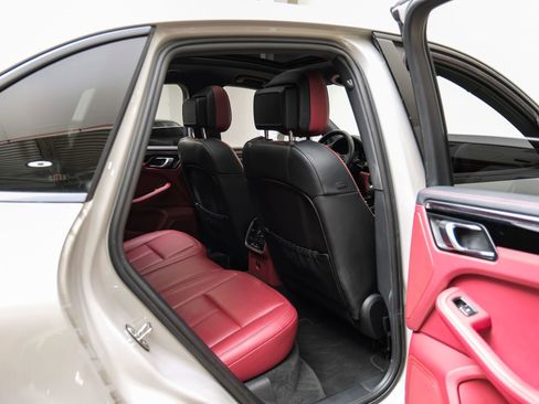 Used 2023 Porsche Macan Turbo image 44