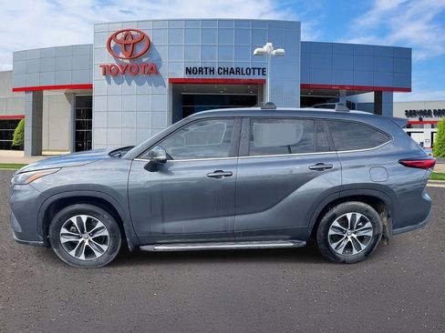 Used 2023 Toyota Highlander XLE image 7