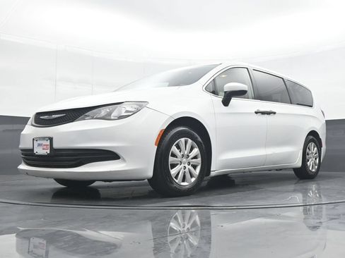 Used 2020 Chrysler Voyager L FWD image 27