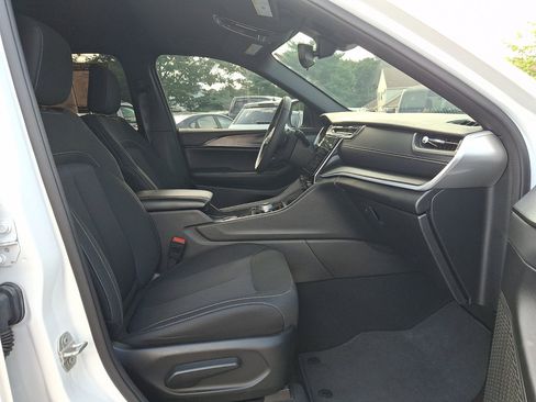 Used 2024 Jeep Grand Cherokee L Laredo w/ Luxury Tech Group I AWD/4WD image 13
