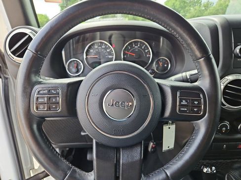 Used 2018 Jeep Wrangler Unlimited Sahara w/ Connectivity Group image 15