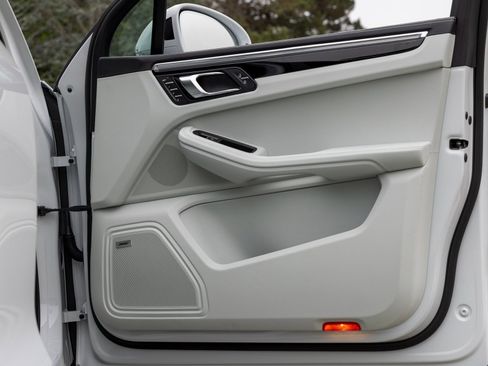 New 2025 Porsche Macan image 46