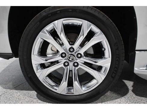 Used 2024 Toyota Sienna Platinum FWD image 12