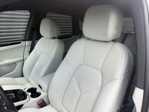 Certified 2024 Porsche Macan AWD/4WD image 5