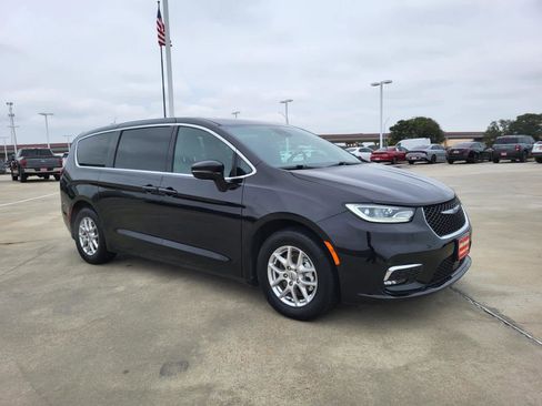 Used 2025 Chrysler Pacifica Select image 7