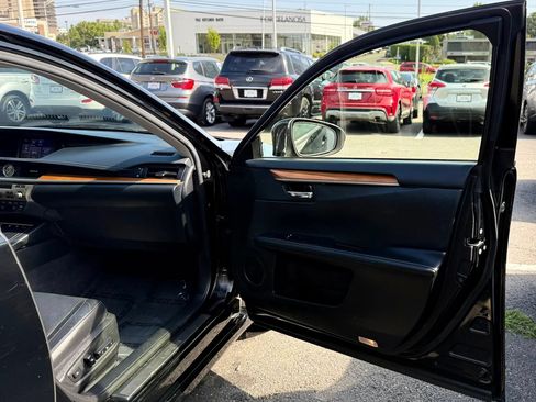 Used 2013 Lexus ES 300h w/ Luxury Pkg FWD image 37