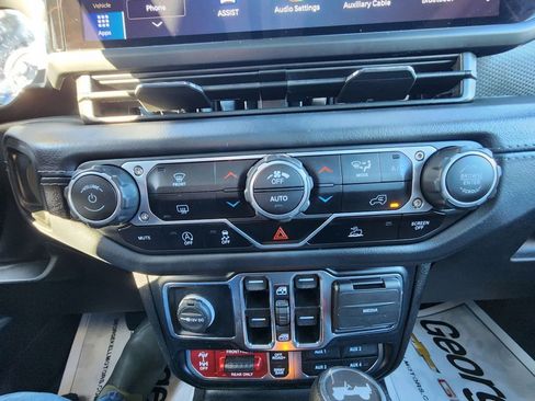 Used 2024 Jeep Wrangler Unlimited Rubicon w/ XTREMEE 35" Tire Package image 16