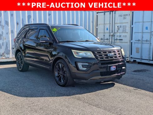 Used 2017 Ford Explorer XLT w/ Equipment Group 202A FWD image 3