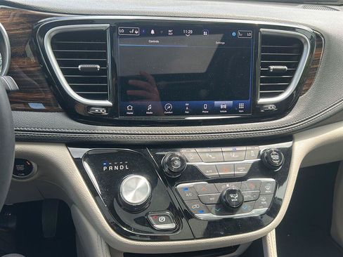 Used 2023 Chrysler Pacifica Limited FWD image 13