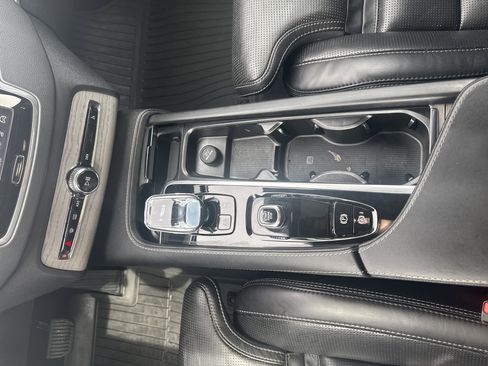 Certified 2024 Volvo XC90 T8 Ultimate w/ Protection Package Premier AWD/4WD image 9