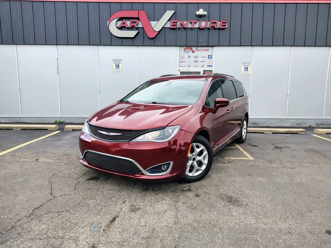 Used 2017 Chrysler Pacifica Touring-L w/ Tire & Wheel Group FWD image 1