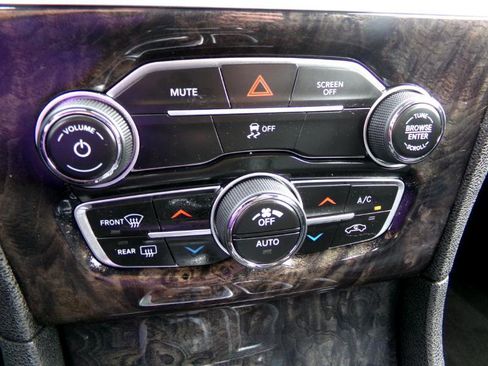 Used 2018 Chrysler 300 Limited image 24