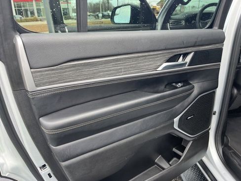 Used 2024 Jeep Wagoneer Series II w/ Flexible Seating Group image 11