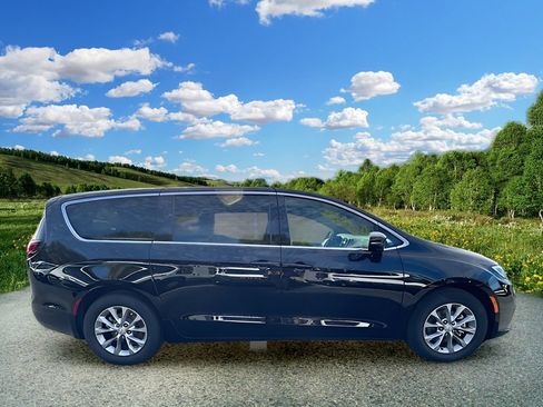 New 2026 Chrysler Pacifica Limited w/ Trailer Tow Group FWD image 3