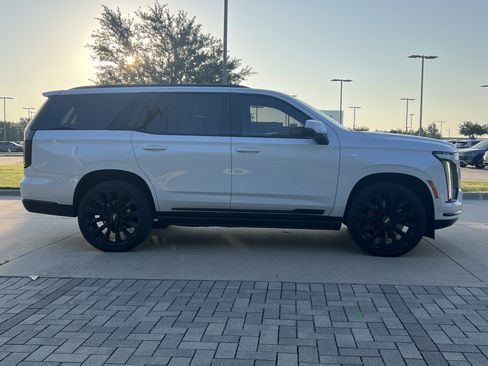 Used 2026 Cadillac Escalade Platinum Sport w/ LPO, ONYX Package AWD/4WD image 10