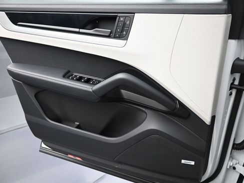 Certified 2025 Porsche Cayenne AWD/4WD image 22