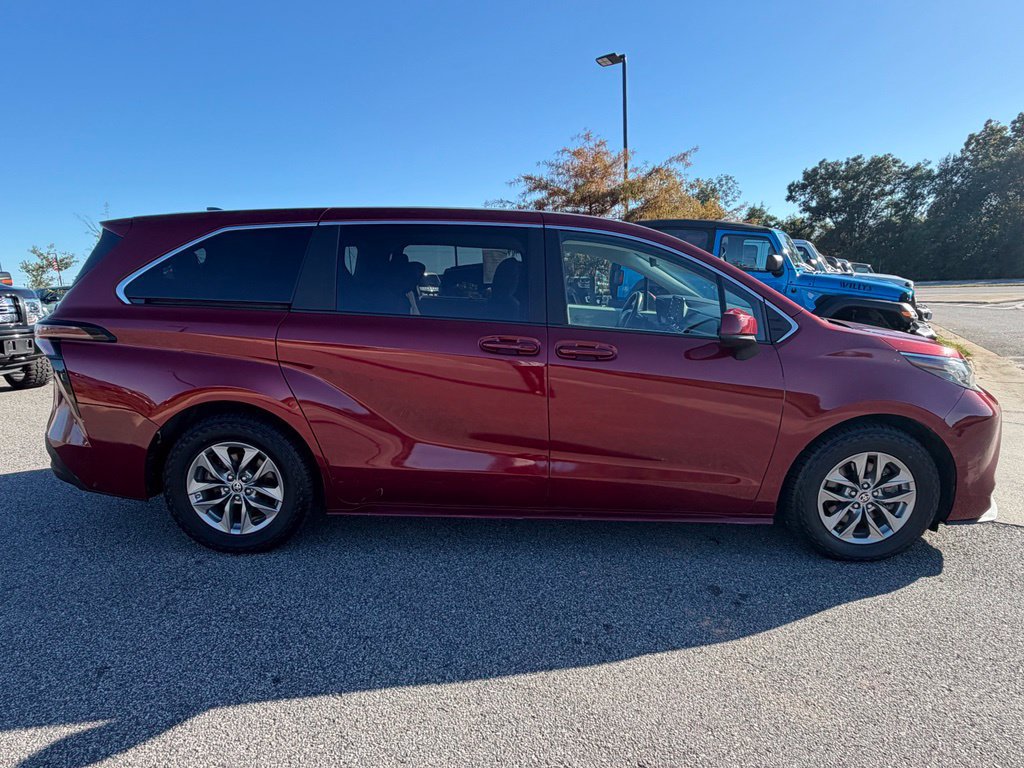 Used 2023 Toyota Sienna LE FWD image 18