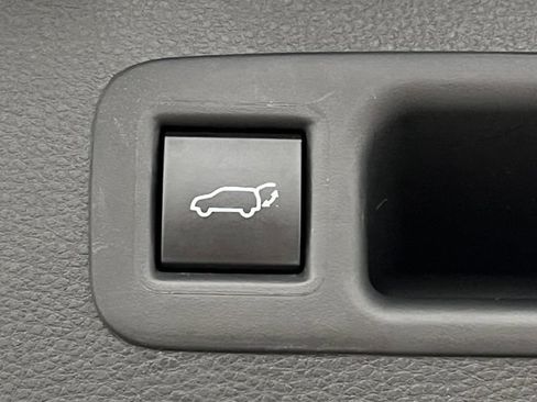 Used 2023 Toyota Highlander LE AWD/4WD image 15