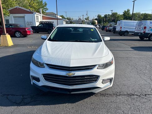 Used 2018 Chevrolet Malibu LT FWD image 2