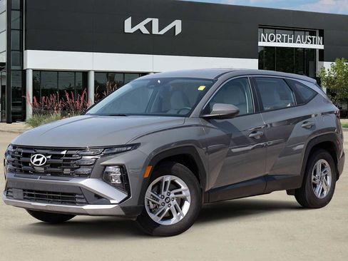 Used 2025 Hyundai Tucson SE image 1