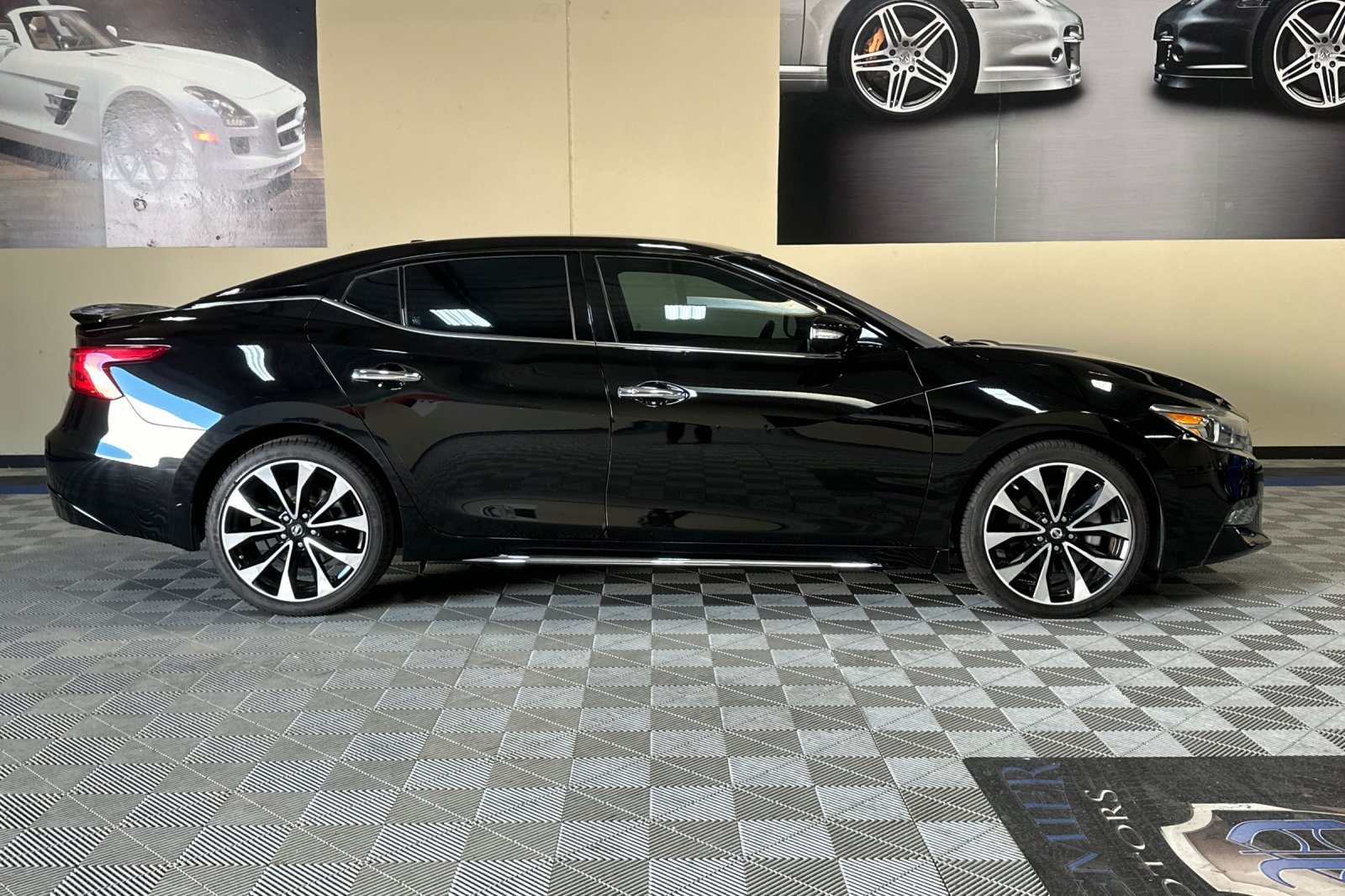 Used 2018 Nissan Maxima SR w/ Interior Lighting Package FWD image 3